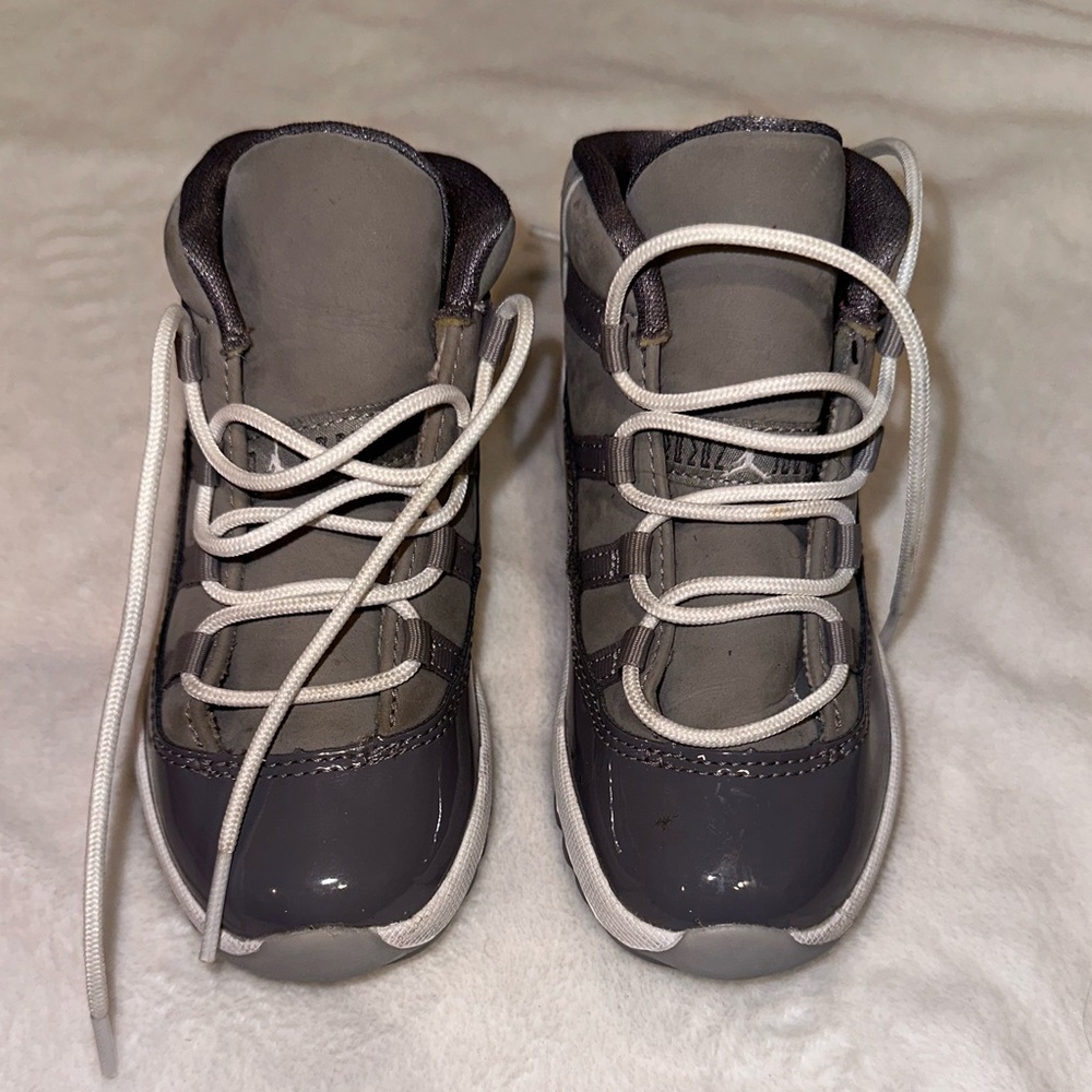 Kids Cool Grey 11s Sz 9C
